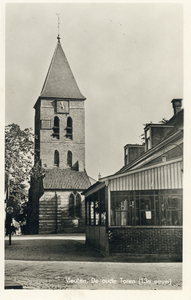 10570 Gezicht op de toren van de N.H.-kerk te Vleuten uit het zuiden; met rechts de warande van het café Het Oude ...